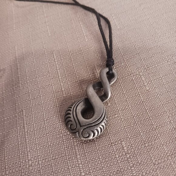 Maori Infinity Loop Surfer Necklace - Picture 3 of 6